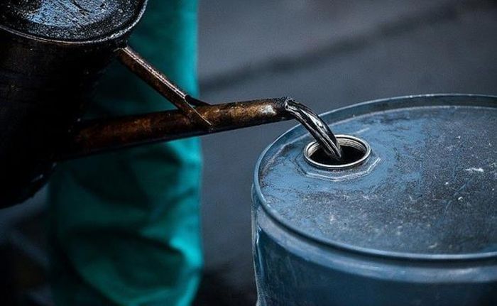 Ngoài ra từ dầu mỏ người ta cũng điều chế được: parafin, vadơlin, dầu sơn…, đó là những nguyên liệu hết sức quan trọng trong sản xuất công nghiệp.