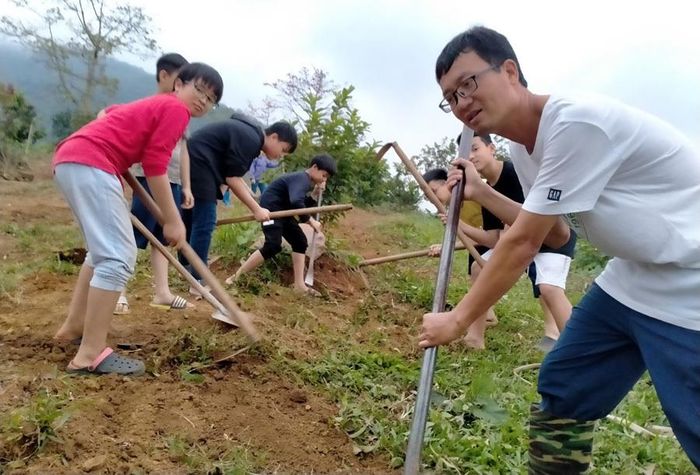 Anh Nguyễn Đức Quang và các học trò cùng nhau làm vườn. Ảnh: Nhân vật cung cấp