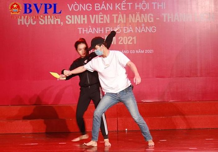  Màn biểu diễn võ thuật mạnh mẽ của thí sinh SDB 26 Lê Phan Huyền Trinh (ĐH Ngoại Ngữ - ĐH Đà Nẵng) gây ấn tượng mạnh với khán giả. (ảnh:LT)
