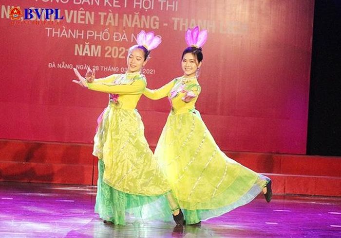  Những tiết mục múa uyển chuyển trên nền nhạc dân gian thu hút nhiều người xem. (ảnh: LT)