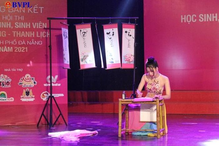  Thí sinh Nguyễn Trương Thiên Ngọc (Viện Nghiên cứu và Đào tạo Việt Anh, ĐH Đà Nẵng) biểu diễn múa truyền thống kết hợp viết thư pháp. (ảnh: LT)