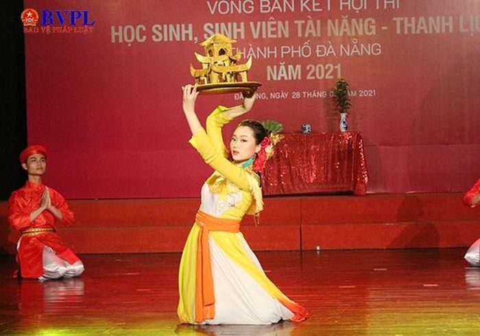  Trong phần thi tài năng, các thí sinh trình diễn nhiều tiết mục ấn tượng như múa cổ truyền, múa, nhảy hiện đại, viết thư pháp... (ảnh: LT)