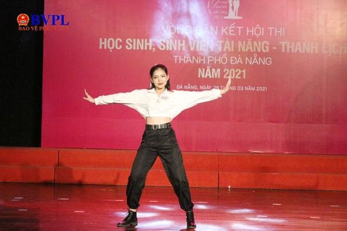  Phần thi nhảy mashup Sweet but psycho’ và La La Latch của thí sinh Nguyễn Thị Kim Oanh (THPT Nguyễn Thượng Hiền) (ảnh: LT).