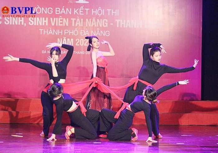  Kết thúc Vòng Bán kết, 14 thí sinh đơn nữ và 6 cặp thí sinh nam nữ có kết quả cao nhất sẽ được lựa chọn vào Vòng Chung kết Hội thi diễn ra vào ngày 10/4. (ảnh: LT)