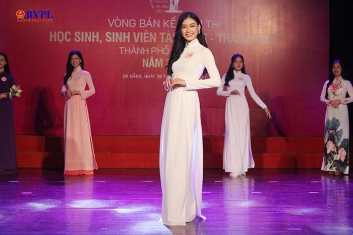  Thí sinh Phạm Tâm Anh Thy (Trường THPT Phan Châu Trinh) duyên dáng trong tà áo dài trắng tinh khôi. (ảnh: LT)