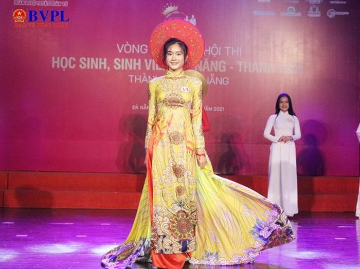  Thí sinh Nguyễn Trần Thanh Trà (Trường THPT Hoàng Hoa Thám) trình diễn bài bản, duyên dáng, tôn vinh vẻ đẹp của trang phục dân tộc. (ảnh: LT)