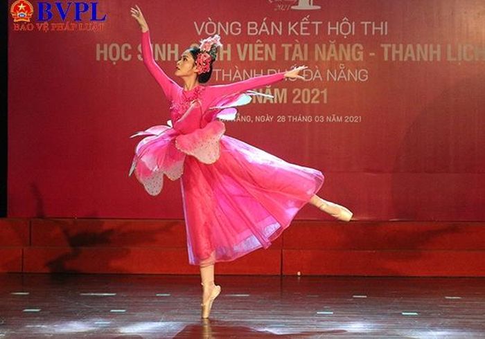 Thí sinh Phạm Thị Xuân Linh (Đại học Kĩ thuật Y Dược Đà nẵng) với tiết mục múa ballet: Sống như những đóa hoa. (ảnh: LT)