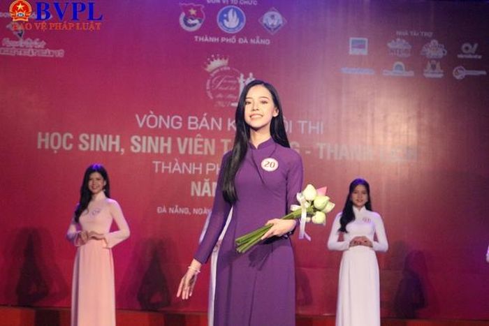  Thí sinh Nguyễn Vũ Quỳnh Như (THPT Lê Quý Đôn) gây ấn tượng với người xem với khi chọn trang phục màu áo dài tím nhẹ nhàng, thướt tha là trang phục trong phần thi của mình. (ảnh: LT)