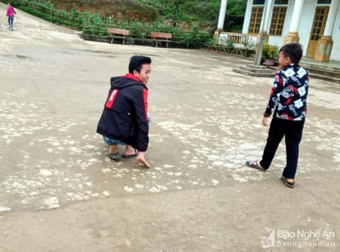 Mùa Bá Tểnh 5 năm đến trường bằng đôi tay. Ảnh: Nguyễn Hòa
