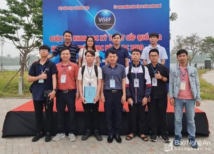 Đoàn giáo viên và học sinh Trường THPT chuyên Đại học Vinh tham dự cuộc thi Khoa học kỹ thuật dành cho học sinh trung học tại Huế. Ảnh: PV