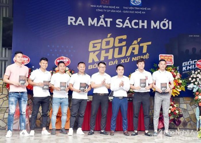 Cầu thủ CLB Sông Lam Nghệ An chúc mừng hai tác giả Lê Giáp - Văn Trung. Ảnh: Công Kiên