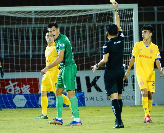  Công Thành không phải là cầu thủ duy nhất của CLB Sài Gòn nhận thẻ vàng vì lỗi phản ứng. Trước Công Thành, Đỗ Merlo đã không hài lòng với trọng tài Châu. 