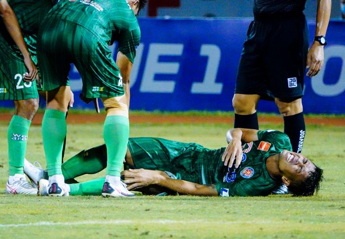  Sau pha va chạm ở phút 89, Công Thành tỏ vẻ đau đớn. Tuy nhiên, Thế Hưng không nhận bất cứ án phạt nào từ trọng tài Nguyễn Ngọc Châu. 
