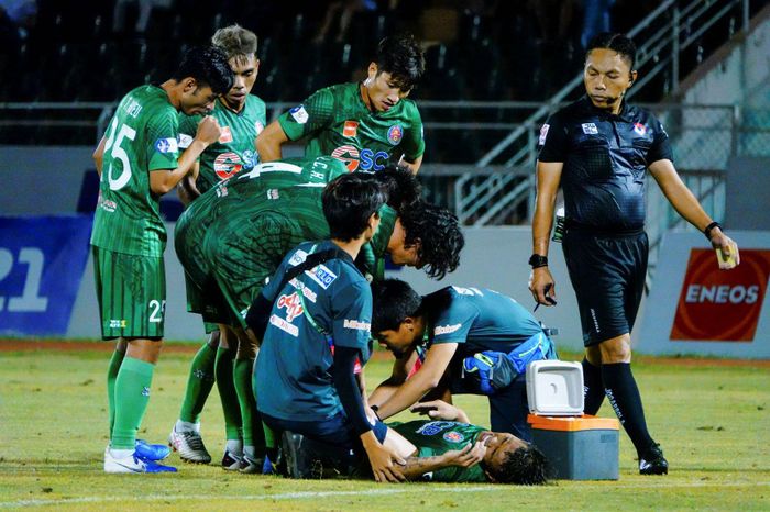  Sau khi phản ứng, Công Thành tiếp tục nằm sân để nhận sự chăm sóc từ đội ngũ y tế. 