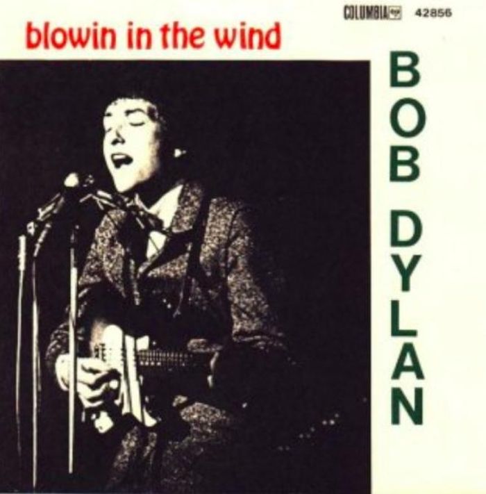 Chàng trai trẻ Bob Dylan trên bìa đĩa đơn “Blowin’ InThe Wind”