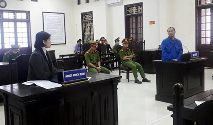  Phiên dịch chuyển tải câu hỏi của HĐXX đến bị cáo Xangthong Buoilavan.