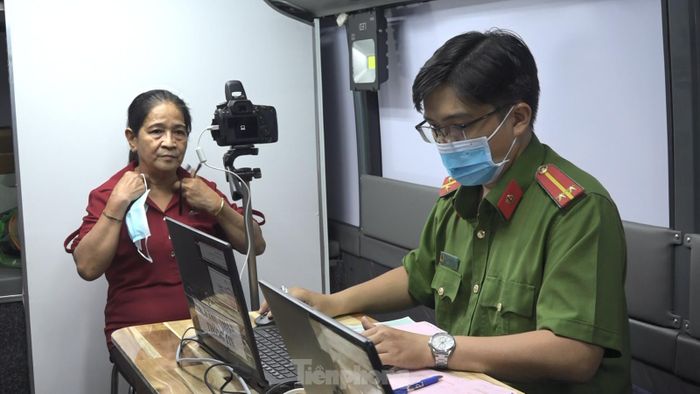 Nhiều điểm cấp CCCD hoạt động cả sau 22 giờ đêm mỗi ngày để kịp tiến độ.