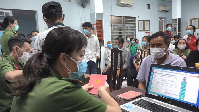 Công an TPHCM cho biết, trong chiến dịch cấp CCCD lần này, có nhiều tấm gương cán bộ chiến sĩ vượt khó để hoàn thành nhiệm vụ.
