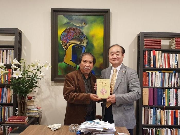 Chủ tịch Hội Nhà văn Việt Nam Nguyễn Quang Thiều trao tặng Giáo sư - dịch giả Ahn Kyong Hwan bộ tiểu thuyết “Từ Dụ Thái Hậu” của tác giả Trần Thùy Mai.