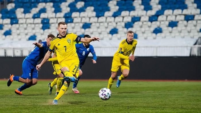Sebastian Larsson ấn định chiến thắng 3-0 cho Thụy Điển bằng pha sút 11m thành công ở phút 70
