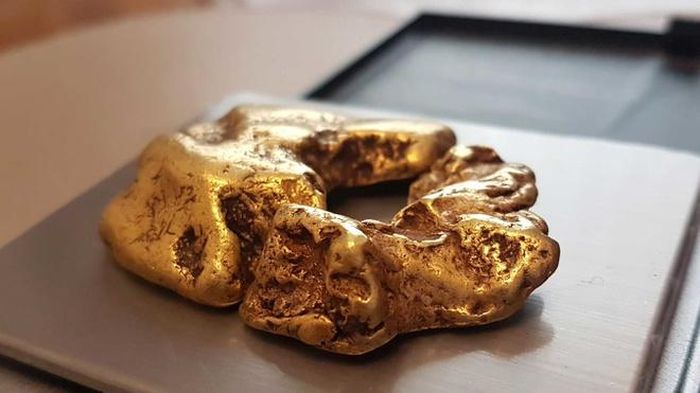 3 miếng vàng theo một cách nào đó được ráp lại. 