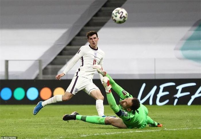 Mount lạnh lùng nâng tỉ số lên 2-0 cho ĐT Anh.