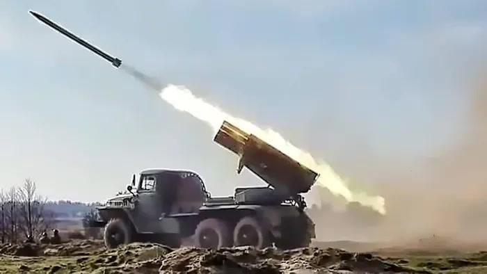 BM-21 được đưa vào sử dụng từ năm 1963 trong quân đội Liên Xô và hàng chục quốc gia trên thế giới, sau khi Liên Xô tan rã, Ukraine được thừa hưởng khá nhiều tổ hợp pháo phóng loạt này.