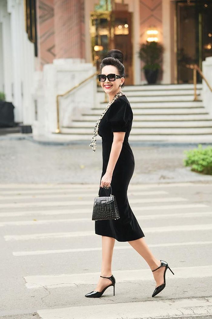 Diễm My chia sẻ: “Giữ gìn da dẻ là điều quan trọng nhưng tôi đối diện với nếp nhăn một cách rất bình thường. Đó là điều mà bất kỳ ai cũng sẽ trải qua trong đời nên tôi tôn trọng mọi thứ tự nhiên. Tôi không sử dụng những biện pháp phẫu thuật, xâm lấn để níu kéo thanh xuân. Phụ nữ tuổi nào cũng có vẻ đẹp riêng cả. Vì thế, tôi chỉ mong chị em chúng ta cố gắng giữ gìn nhan sắc tốt nhất có thể, và vui với những gì mình đang sở hữu”.