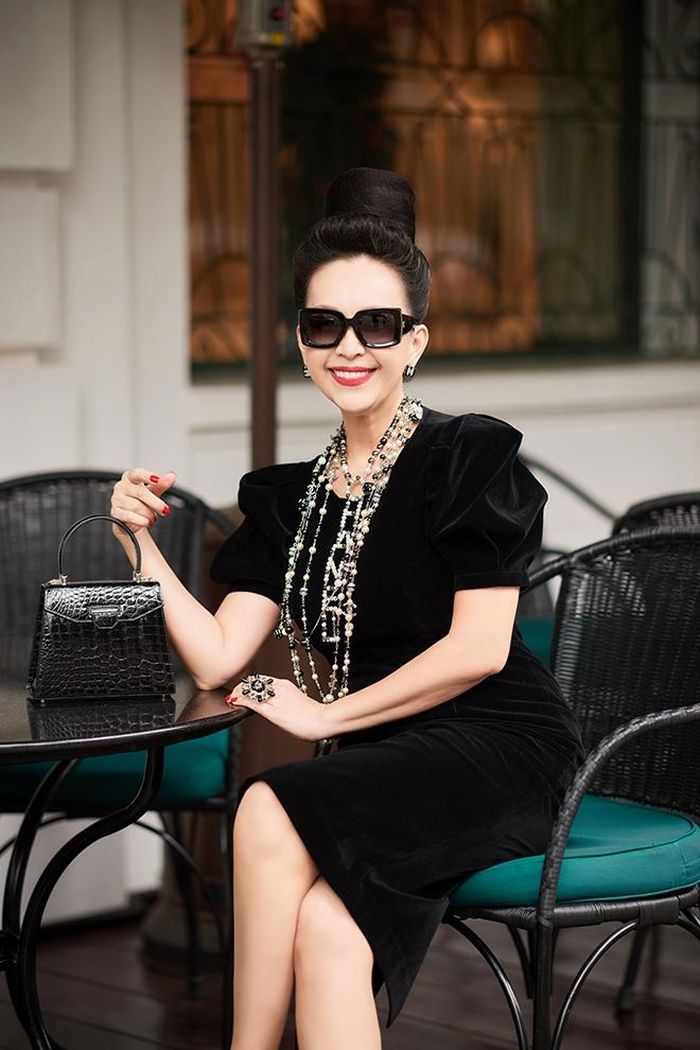 Mới đây, Diễm My có việc đến Hà Nội. Tranh thủ lúc rảnh rỗi và thời tiết còn mát mẻ, nữ diễn viên dành thời gian dạo phố.