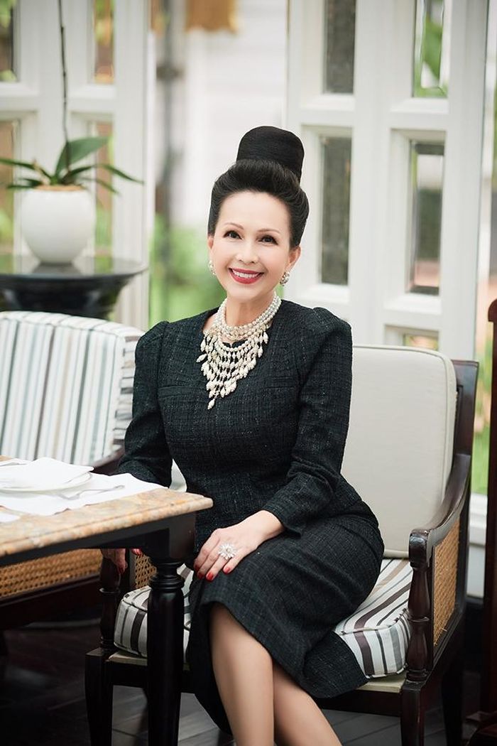 Chị kết hợp loạt phụ kiện của Hermes, Chanel, Goyard với những tông màu phù hợp với sắc đen của trang phục như: Trắng, đen, nâu nhạt. Vẻ ngoài của Diễm My khiến mọi người bất ngờ khi biết được tuổi thật của chị.
