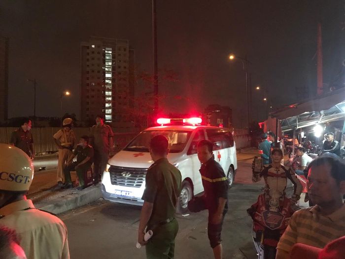 Xe cứu thương đưa nạn nhân đi khám nghiệm tử thi. Ảnh: TL.