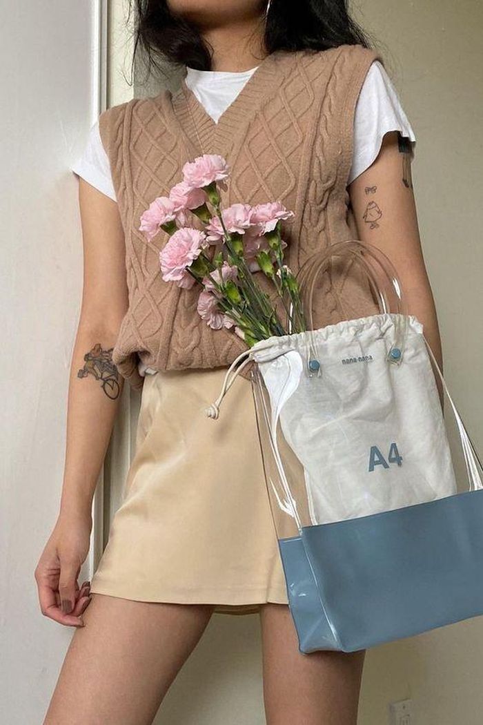 Bên cạnh đó, các loại chân váy điệu đà cũng là lựa chọn không tồi để mặc cùng áo gile len. Nếu diện theo cách này, mọi người có thể cởi áo gile ra nếu cảm thấy nóng bức. Ảnh: Hypebae, Ayumi Sato.