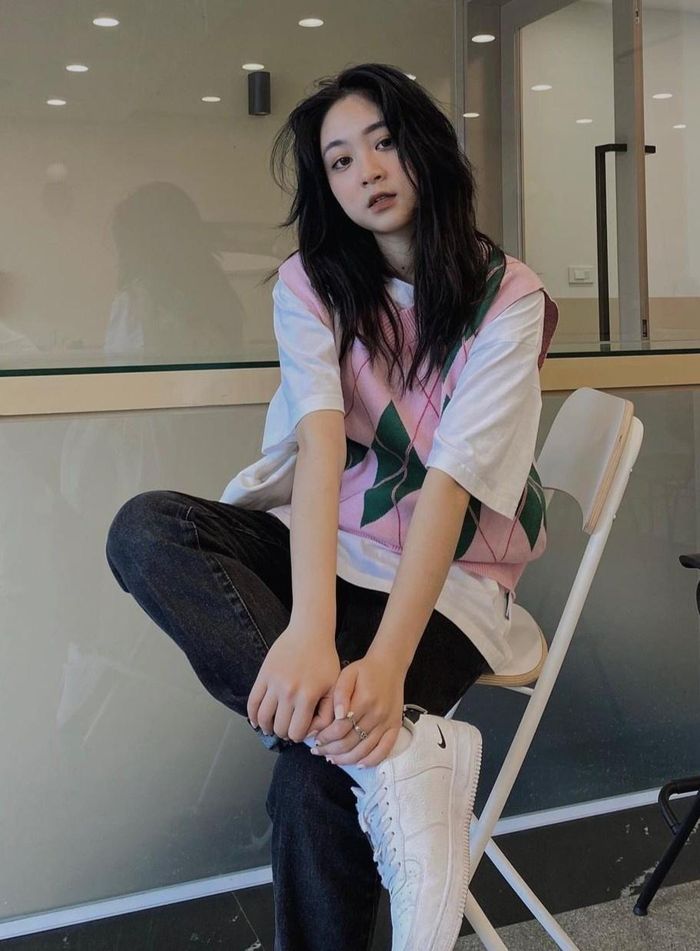Một số bạn trẻ Việt nhanh chóng bắt kịp xu hướng mặc áo gile len. Hai bạn nữ trên hình chọn mặc áo gile len với áo phông và quần jeans đơn giản. Bên cạnh đó, bạn có thể chọn mặc áo bó hay áo rộng rãi tùy theo phong cách, dáng người của mình. Ít thương hiệu thời trang Việt sản xuất áo len gile vào mùa này nên mẫu mã không đa dạng. Đa số đều phải đặt hàng từ nước ngoài. Giá của kiểu áo này khá rẻ, từ 160.000 đồng. Ảnh: @hmeiy_, @pumil__. 