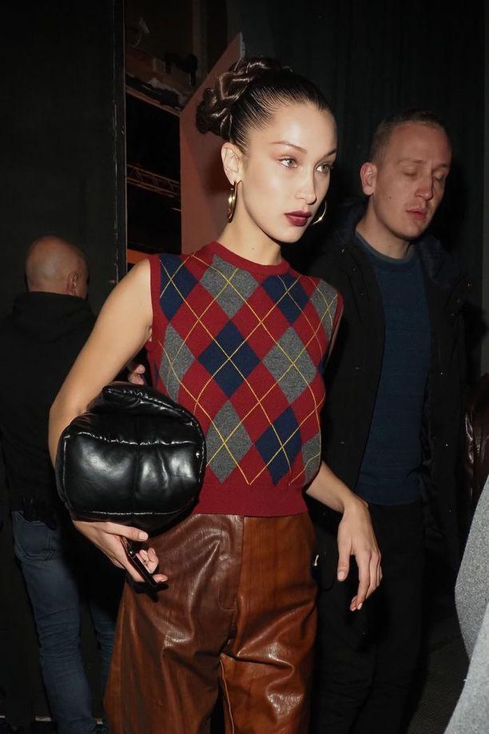 Bella Hadid có cách diện áo len gile lạ mắt. Cô không mặc thêm áo trong như sơ mi hay áo phông. Nhờ đó, nữ người mẫu khoe được bờ vai thon thả cùng vòng eo nhỏ. Bella Hadid thường chọn áo cùng tông màu với quần để có vẻ ngoài sành điệu. Ảnh: Sina, Who What Wear.
