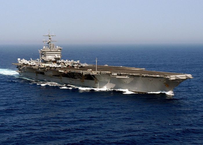  Được sử dụng trong suốt thời gian từ năm 1961 đến 2012, USS Enterprise là tàu sân bay đầu tiên của Hải quân Mỹ sử dụng năng lượng hạt nhân. Đây còn là tàu quân đội dài nhất thế giới từng được sử dụng. Với chiều dài tổng thể 342 m, USS Enterprise còn lớn hơn những mẫu tàu sân bay sau này của Mỹ như Nimitz, Gerald R. Ford. Ảnh: Mate Airman Rob Gaston. 