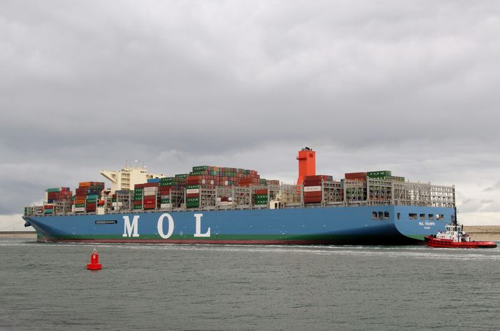  MOL Triumph cũng là chiếc tàu đầu tiên có sức chứa vượt 20.000 thùng container, đạt 20.170 container. Tàu Ever Given ra mắt một năm sau đó cũng vượt mốc 20.000 container nhưng chưa thể soán ngôi của MOL Triumph. Ảnh: Maritime. 