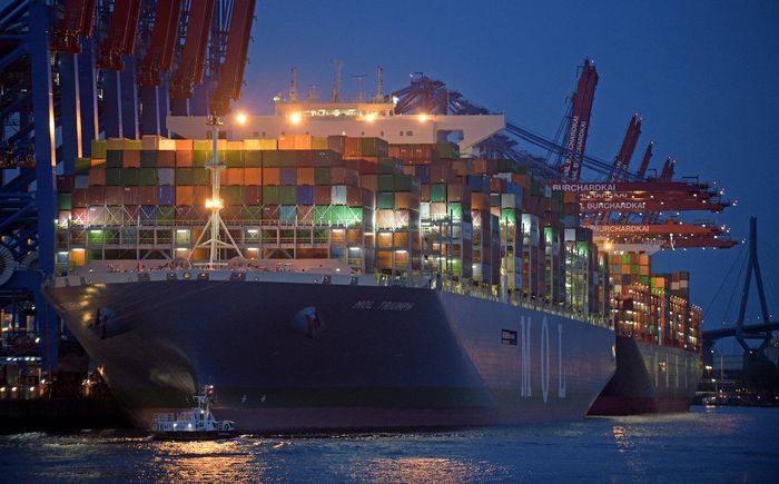  MOL Triumph có tải trọng 192.672 tấn, độ mớn nước 16 m. Cung cấp sức mạnh cho siêu tàu là động cơ MAN B&amp;W G95ME, sản sinh công suất 110.550 mã lực. MOL Triumph có vận tốc trung bình 22 hải lý/giờ, vận tốc tối đa 24 hải lý/giờ. Ảnh: gCaptain. 