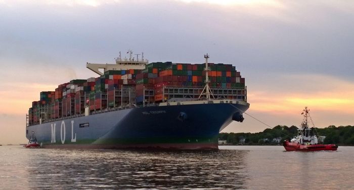  Kích thước lớn nhất trong nhóm tàu container là bộ đôi Barzan và MOL Triumph với chiều dài tổng thể 400 m. Được đóng bởi Hyundai Heavy Industries, Barzan có chiều rộng 58,6 m, độ mớn nước 16 m. Barzan giữ vị trí tàu container lớn nhất thế giới từ khi được hoàn thành vào năm 2015. Ảnh: Hummelhummel.