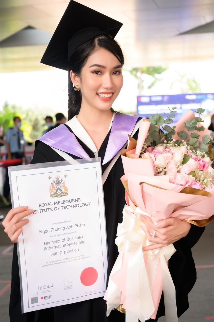 Sáng 30/3, Á hậu Việt Nam 2020 Phạm Ngọc Phương Anh làm lễ tốt nghiệp đại học. Lễ tốt nghiệp của người đẹp sinh năm 1998 vốn được lên kế hoạch tổ chức sớm hơn, nhưng Đại học RMIT quyết định lùi ngày làm lễ vì lo ngại tình hình dịch Covid-19. 