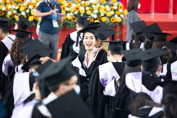  Á hậu Phương Anh là cử nhân kinh doanh, thuộc chuyên ngành Hệ thống thông tin. Người đẹp 23 tuổi tốt nghiệp với số điểm 3.5/4.0, đạt vị trí thủ khoa đầu ra của ngành học. Ngoài ra, Phương Anh còn có tên trong top 15% sinh viên có điểm tốt nghiệp cao nhất của ngành từ trước đến nay. 