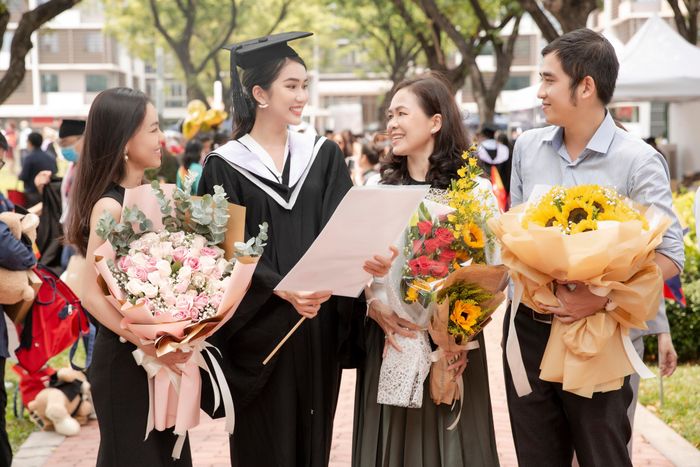  Người đẹp sinh năm 1998 cho biết cô có anh trai và chị gái đều là học sinh giỏi cấp quốc gia, nên cũng gặp một số áp lực. Tuy nhiên, áp lực trên không quá lớn và gia đình cũng không ép buộc cô phải đạt được thành tích tương tự hoặc hơn anh chị. 