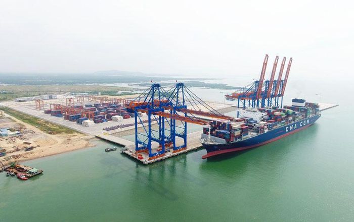 Những cẩu bờ siêu khổng lồ này có khả năng bốc dỡ các container hàng hóa trọng tải lên đến 65 tấn từ các tàu mẹ cỡ lớn lên đến 200.000 DWT.