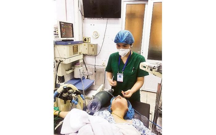 Bác sĩ Tú trong ca trực tại Bệnh viện Phụ sản Hải Phòng. 