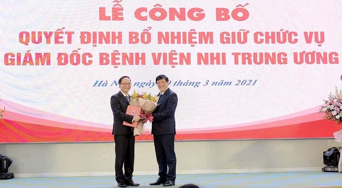 GS.TS.Nguyễn Thanh Long, Ủy viên BCH Trung ương Đảng, Bộ trưởng Bộ Y tế trao Quyết định và chúc mừng PGS.TS.Trần Minh Điển giữ chức vụ Giám đốc Bệnh viện Nhi Trung ương. Nguồn: Bộ Y tế.