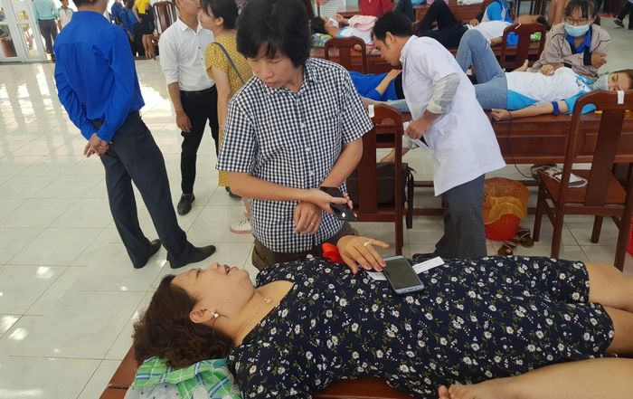 Chị Phạm Thị Hồng Như - Trưởng phòng Tổ chức cán bộ, ĐH Kiên Giang hiến máu.
