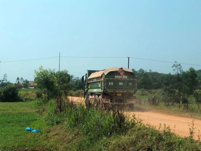 Xe “hổ vồ” chở đất gây náo loạn đường nông thôn tại xã Tây An.