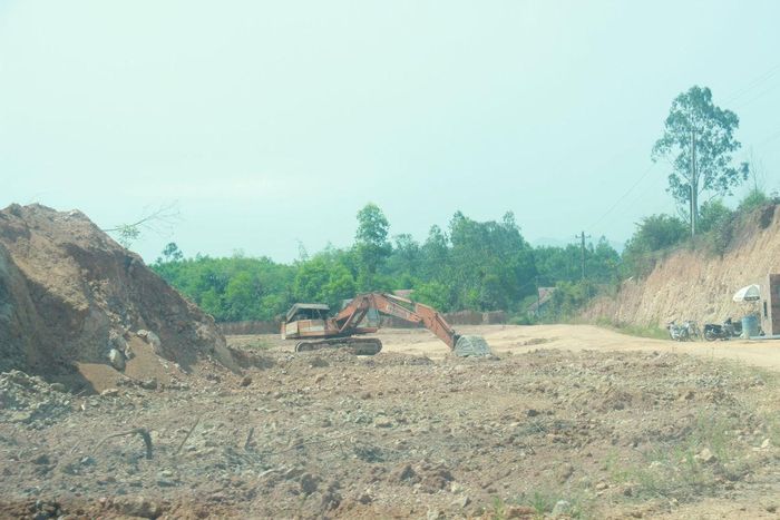 Lượng đất đá bị đào bới tại mỏ, người dân bức xúc vì bụi.