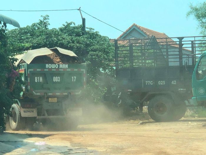 Xe “hổ vồ” tung bụi mù mịt qua khu dân cư.