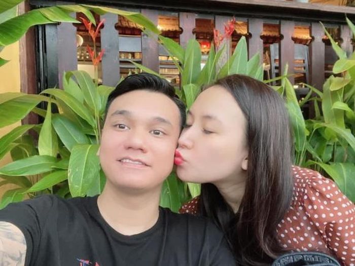 Khắc Việt hẹn hò cùng bà xã.