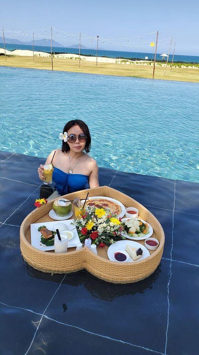 Việt Hương gợi cảm khi đi nghỉ dưỡng.